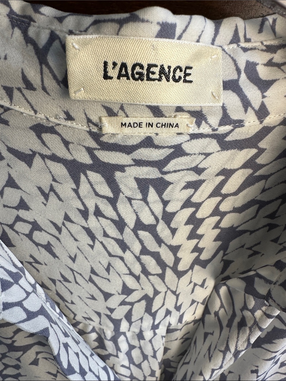 L’AGENCE Utility 100% Silk Shirt Gray & Cream Print SIZE MEDIUM EUC LIKE NEW - Picture 2 of 4